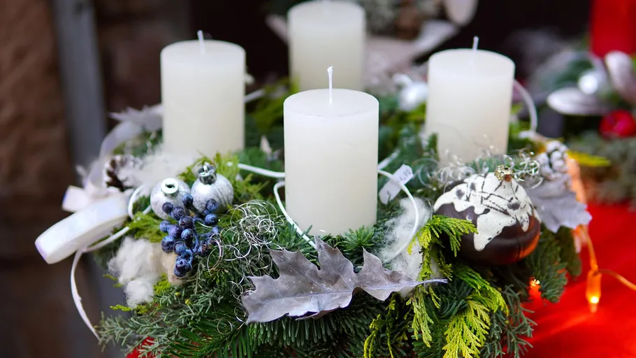 Advent wreath with four white candles.