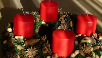 Red candles on an Advent wreath.