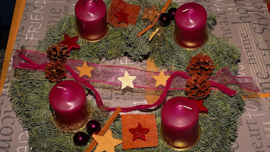 Advent wreath with red candles and decorations.