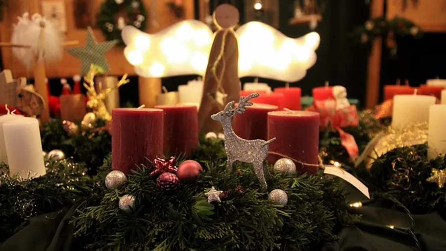 Weihnachtskerzen und Dekorationen auf einem Tisch.