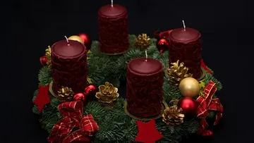 Red candles on decorated Advent wreath.