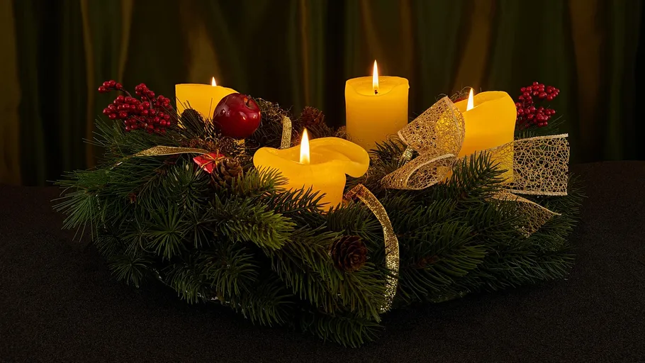 Fünf brennende Kerzen im Weihnachtskranz.
