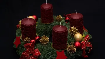 Advent wreath with four red candles.