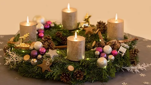 Kerzen-Adventskranz mit festlichen Dekorationen.