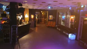 Leere Bar mit bunter Beleuchtung und Dekorationen.