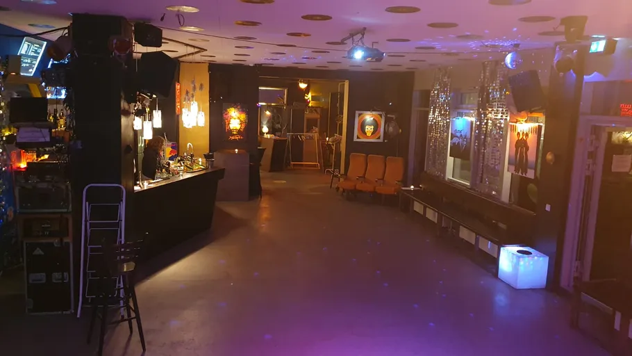 Leere Bar mit bunter Beleuchtung und Dekorationen.