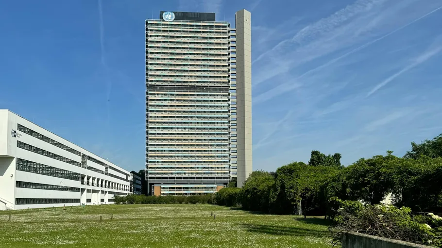 Hohes Gebäude mit Gärten, blauer Himmel Hintergrund.